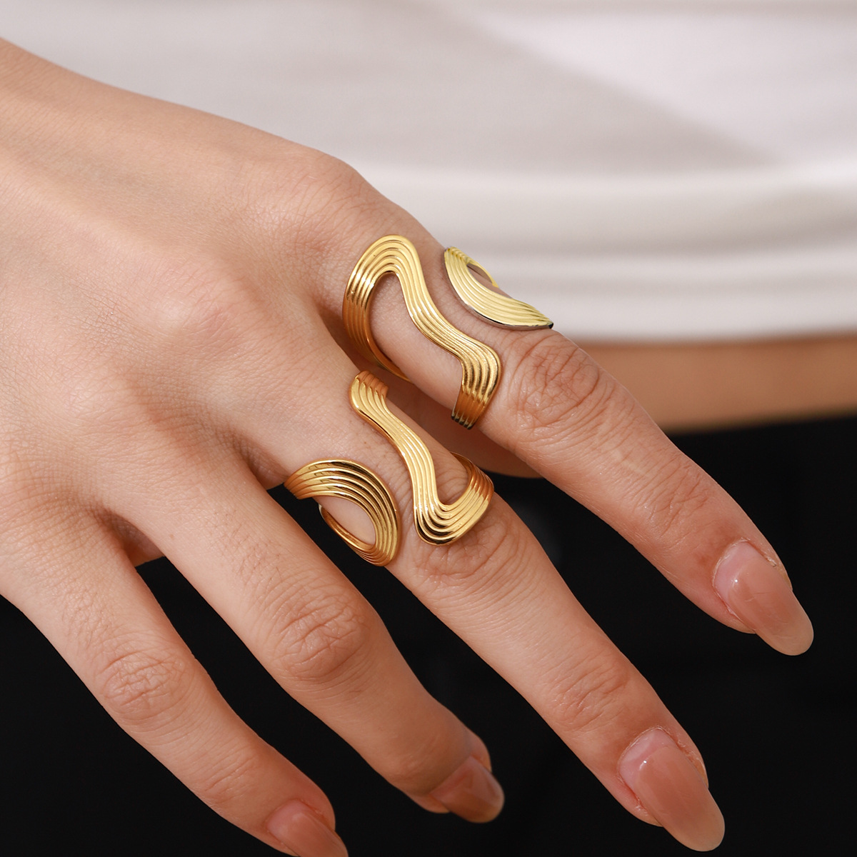 Vivi Twisted Band Ring