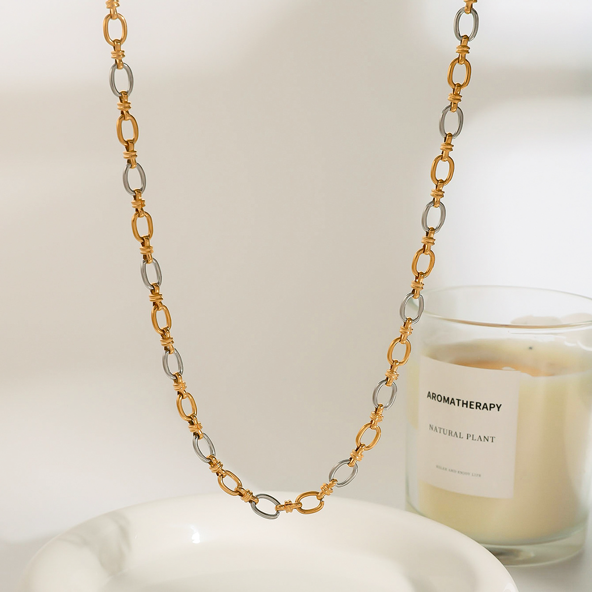 Addison To-farget Gullhalskjede" can be rewritten as "Addison To-Tone Gold Necklace.
