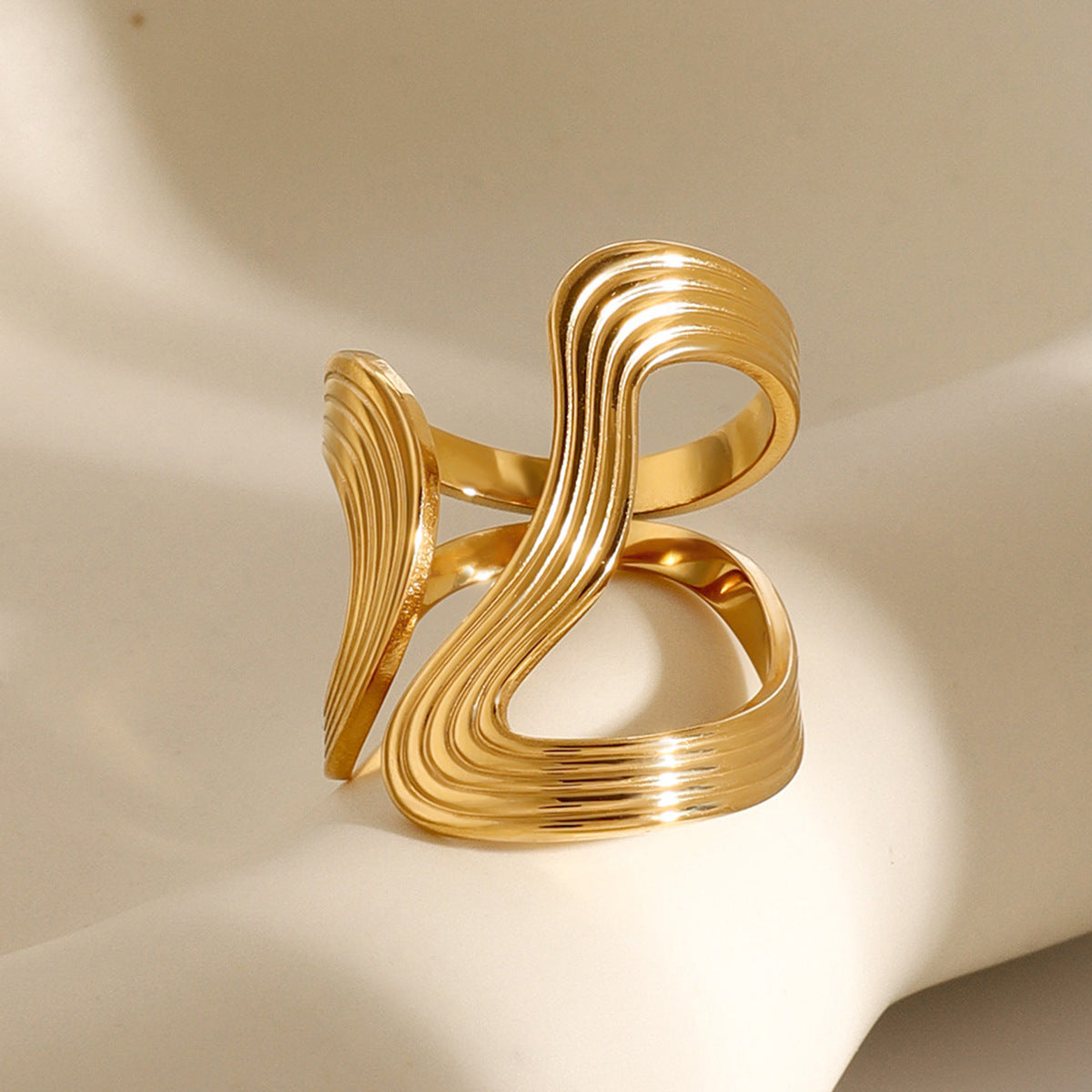 Vivi Twisted Band Ring