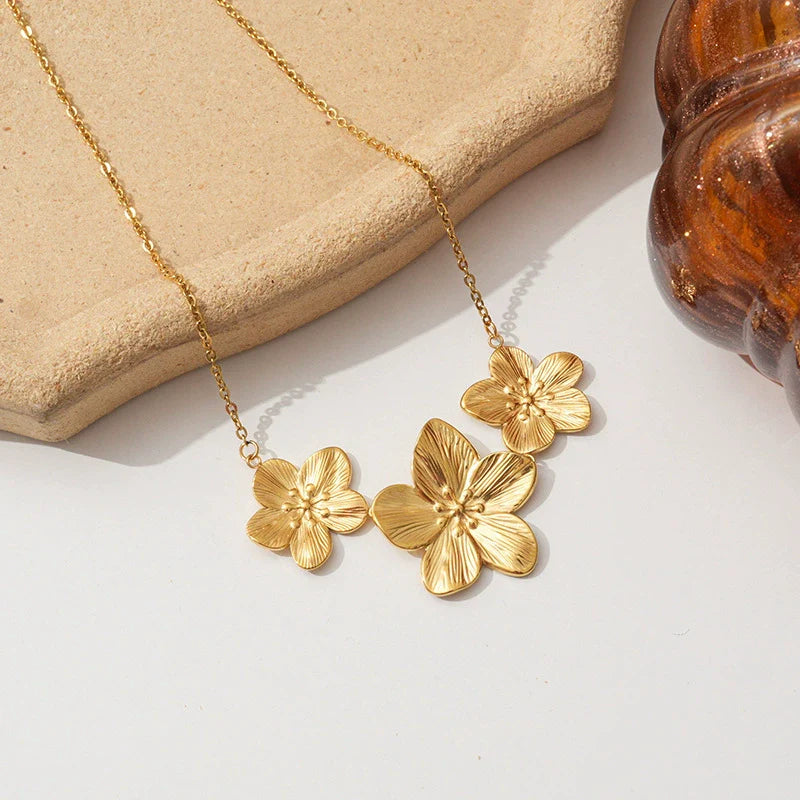 Millie Gull Blomst Necklace