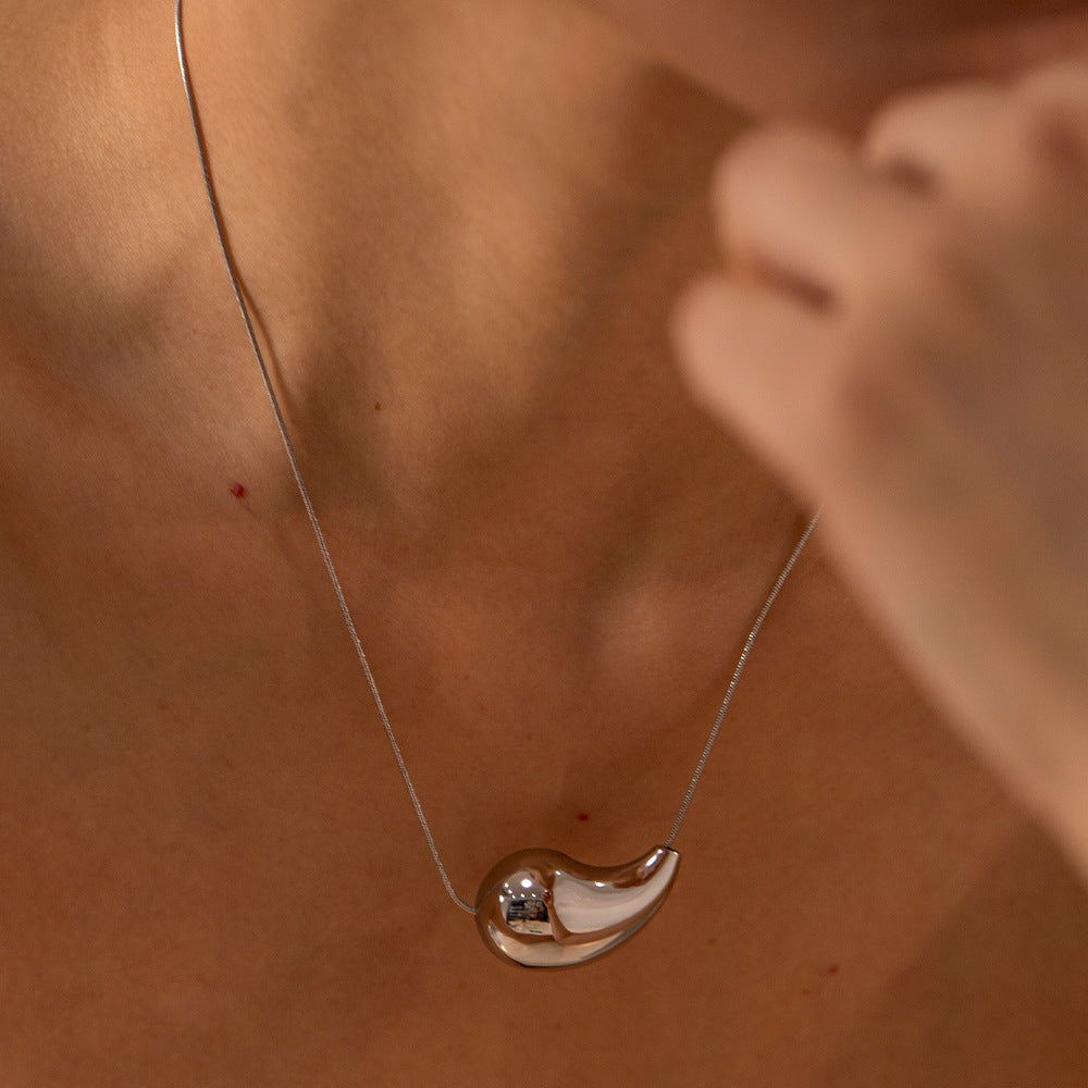 Sandra Dråpe Pendant Necklace
