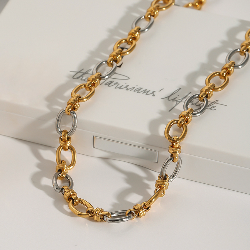 Addison To-farget Gullhalskjede" can be rewritten as "Addison To-Tone Gold Necklace.