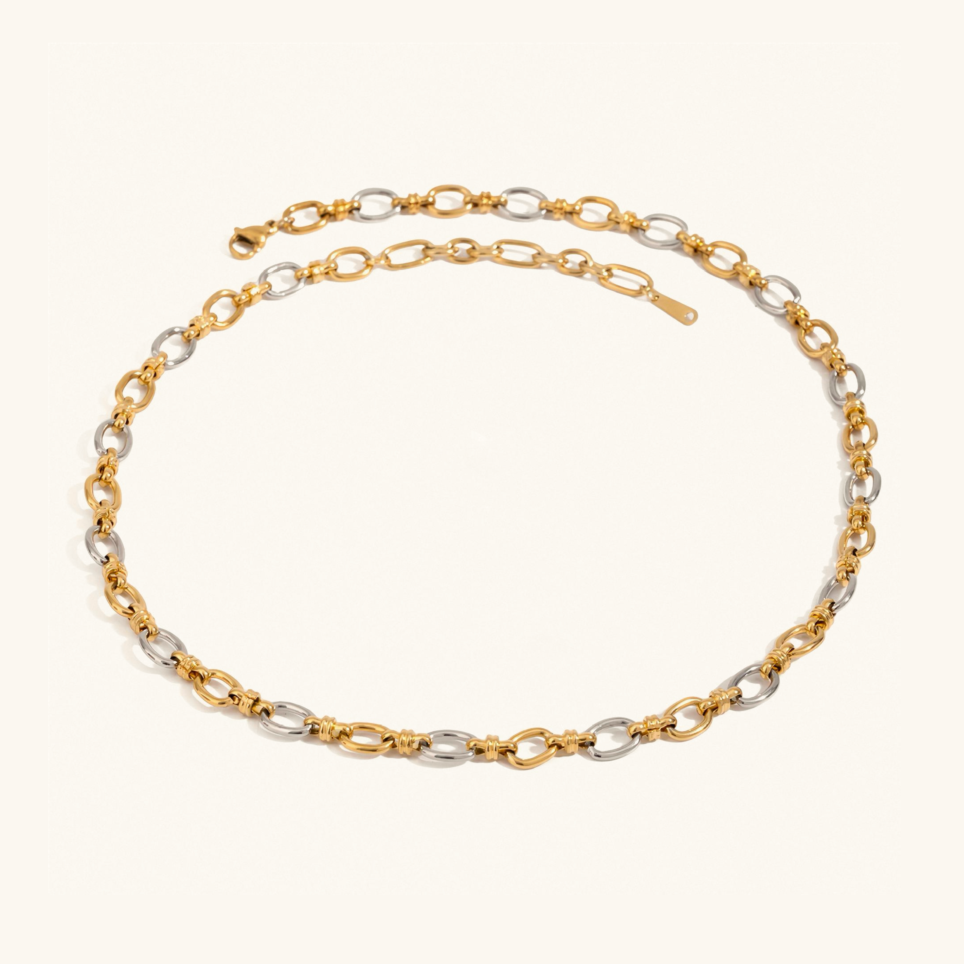 Addison To-farget Gullhalskjede" can be rewritten as "Addison To-Tone Gold Necklace.