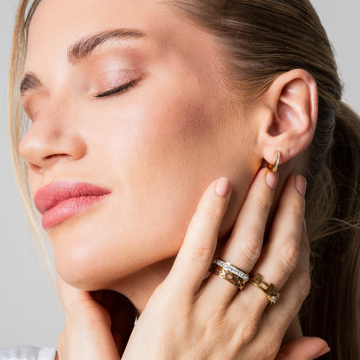 ARIELLE Gull Øreringer med Zirkon