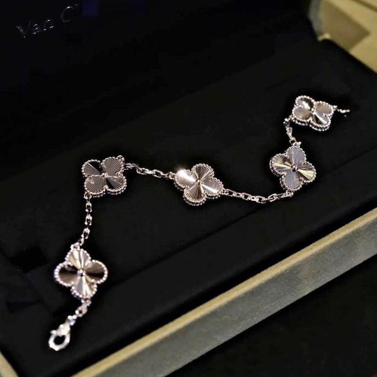 KLØVER | Sofistikert sølvarmbånd