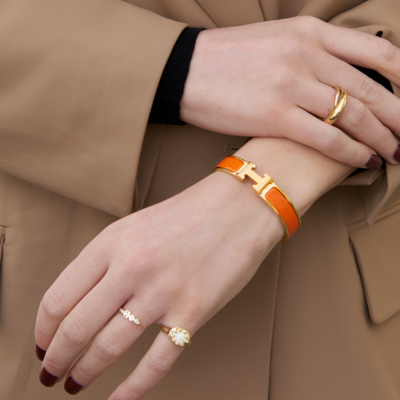 Stilrent 'H' Armbånd fra Helene