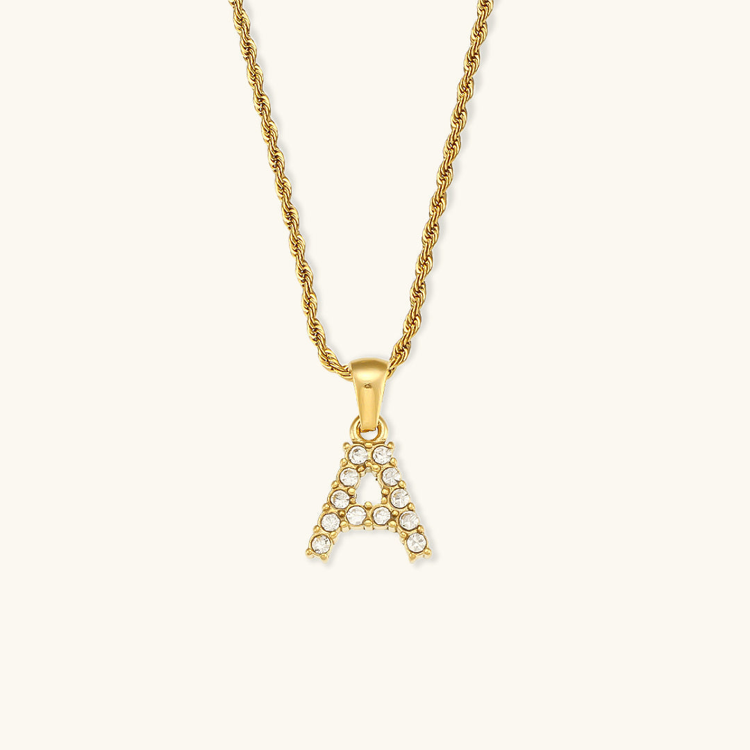 Diamantbesatte Initialhalskjeder fra Maeve