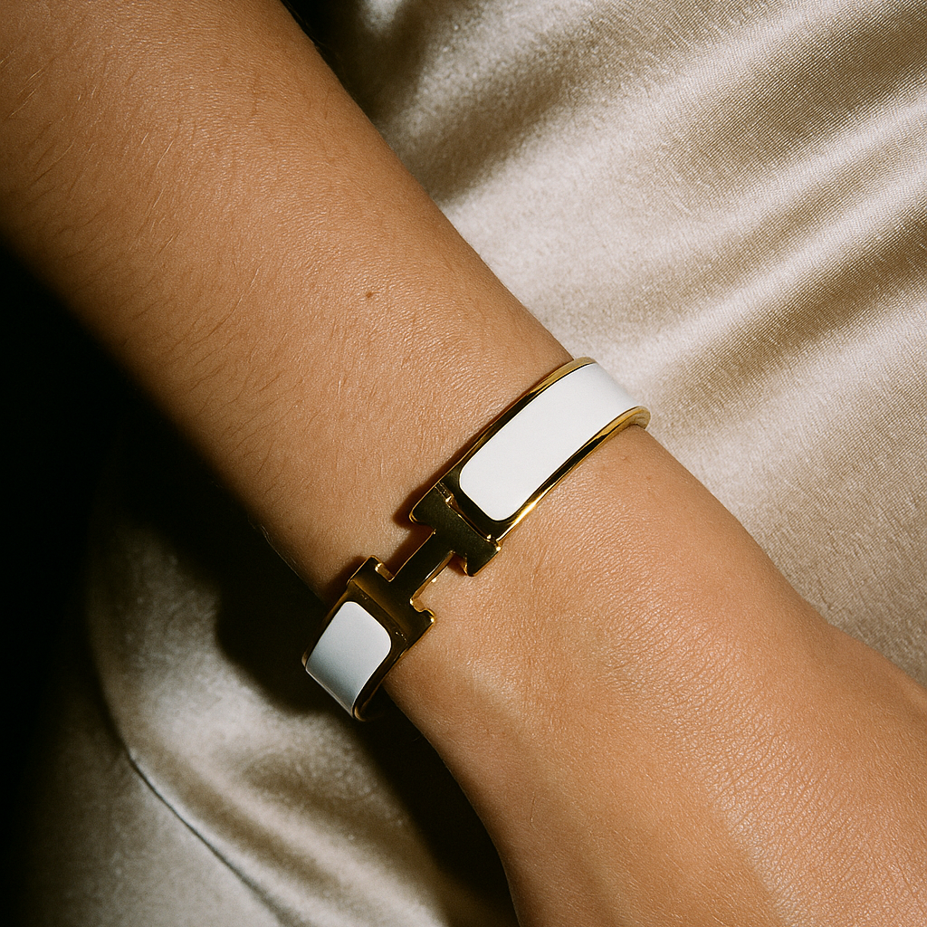 Stilrent 'H' Armbånd fra Helene