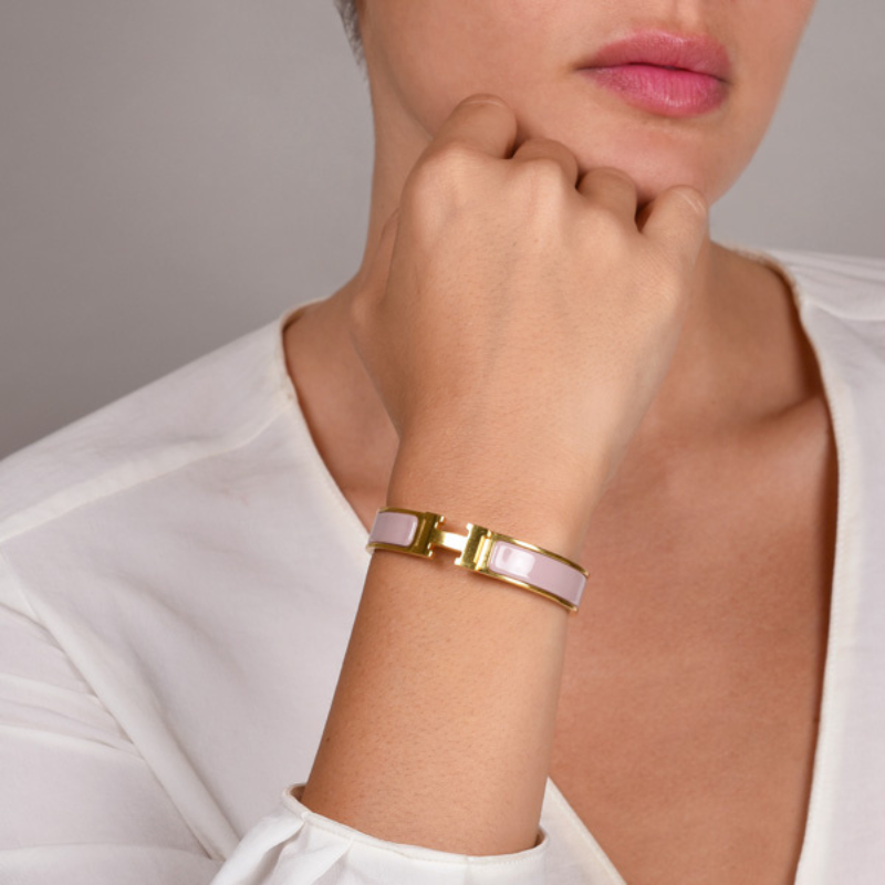 Stilrent 'H' Armbånd fra Helene
