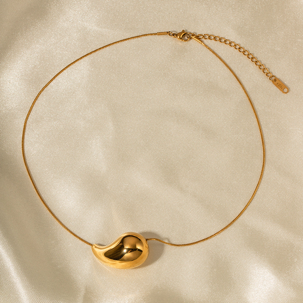 Sandra Dråpe Pendant Necklace