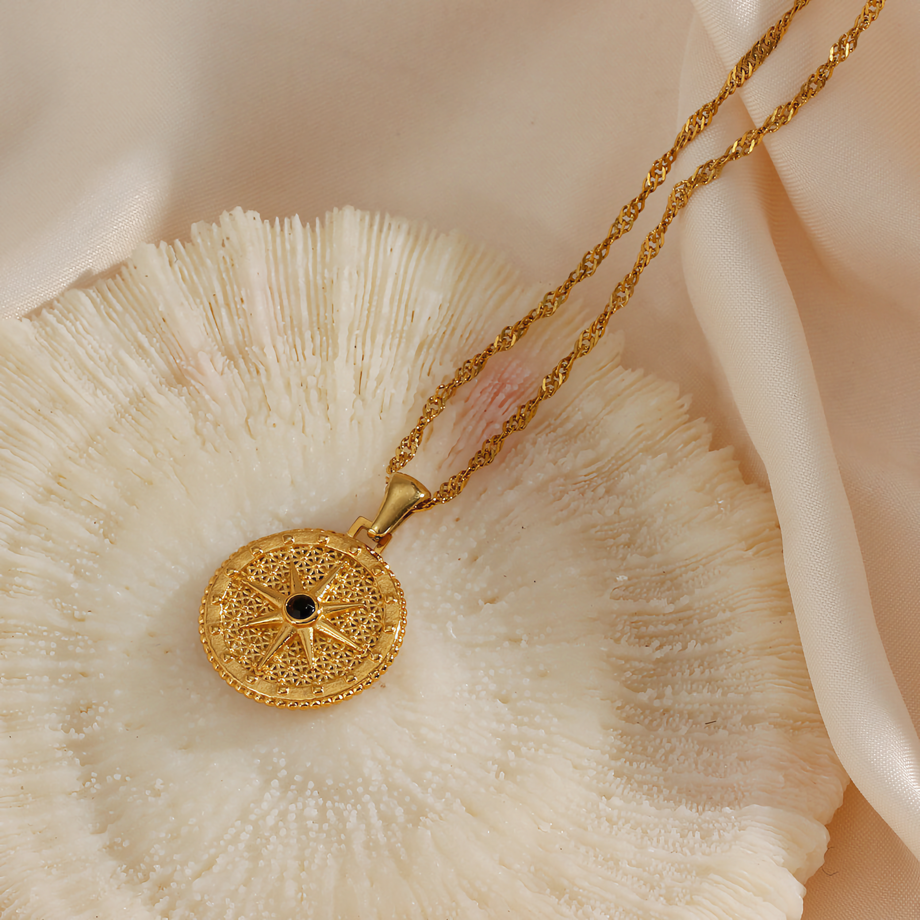 Ellie Kompass Necklace