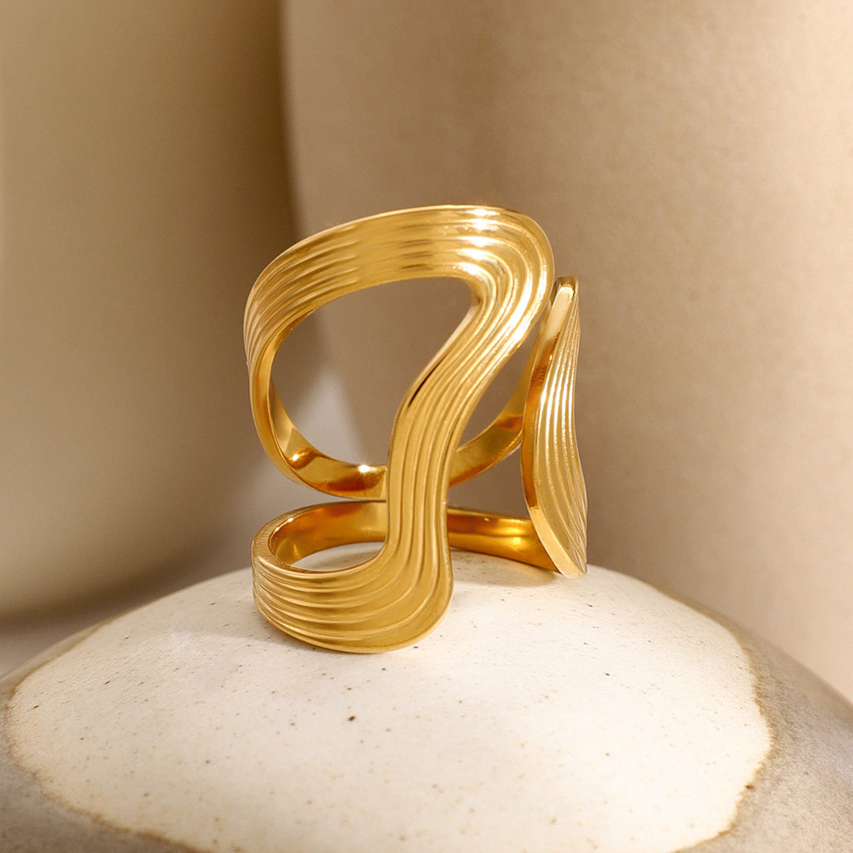 Vivi Twisted Band Ring