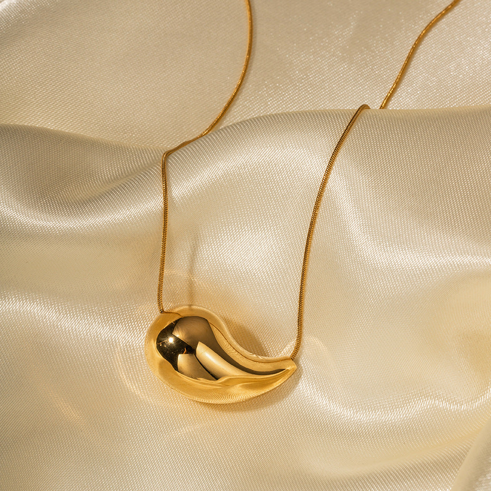 Sandra Dråpe Pendant Necklace
