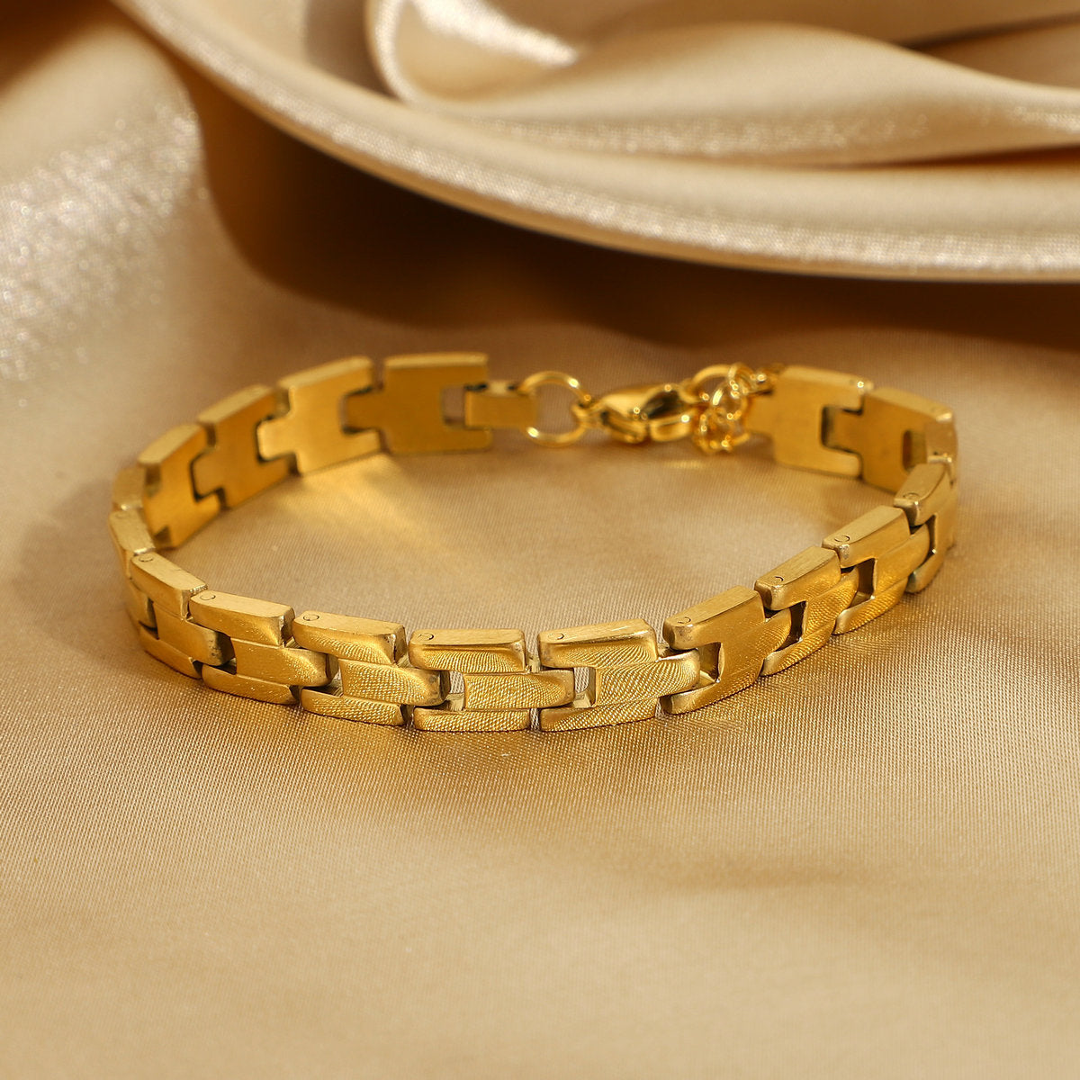 Zeri Arm Bracelet