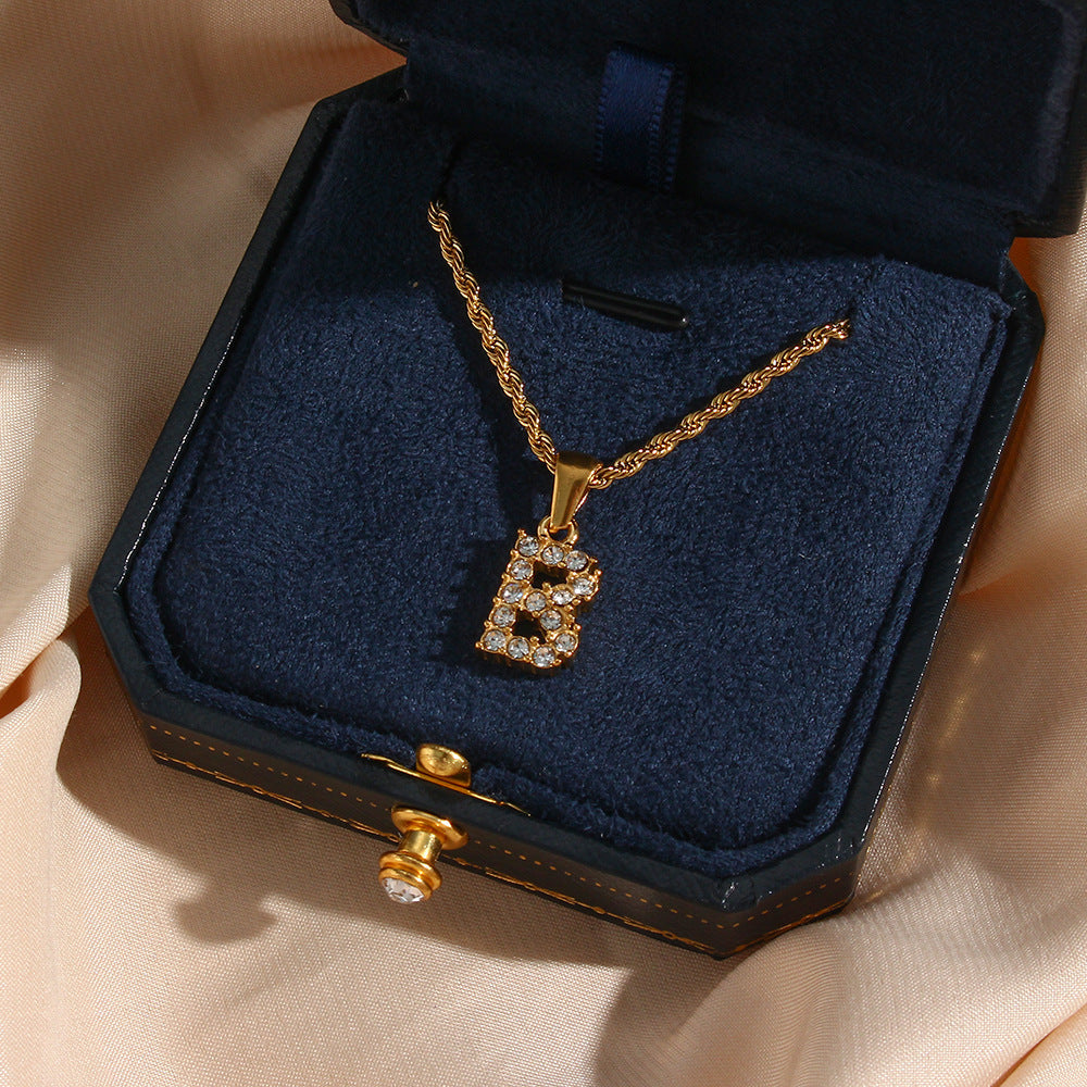 Maeve Bokstav Initial Diamant Smykke