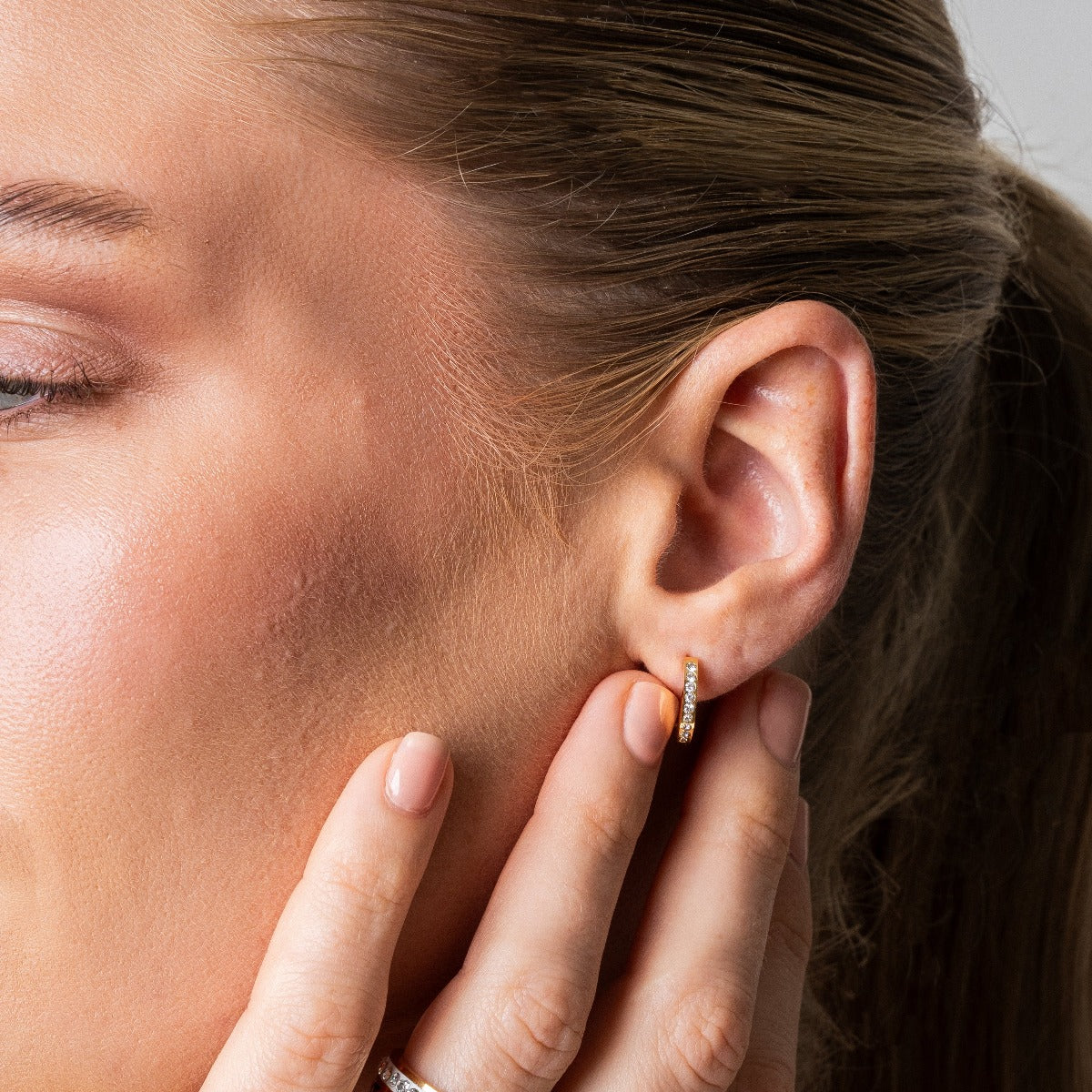 ARIELLE Gull Øreringer med Zirkon