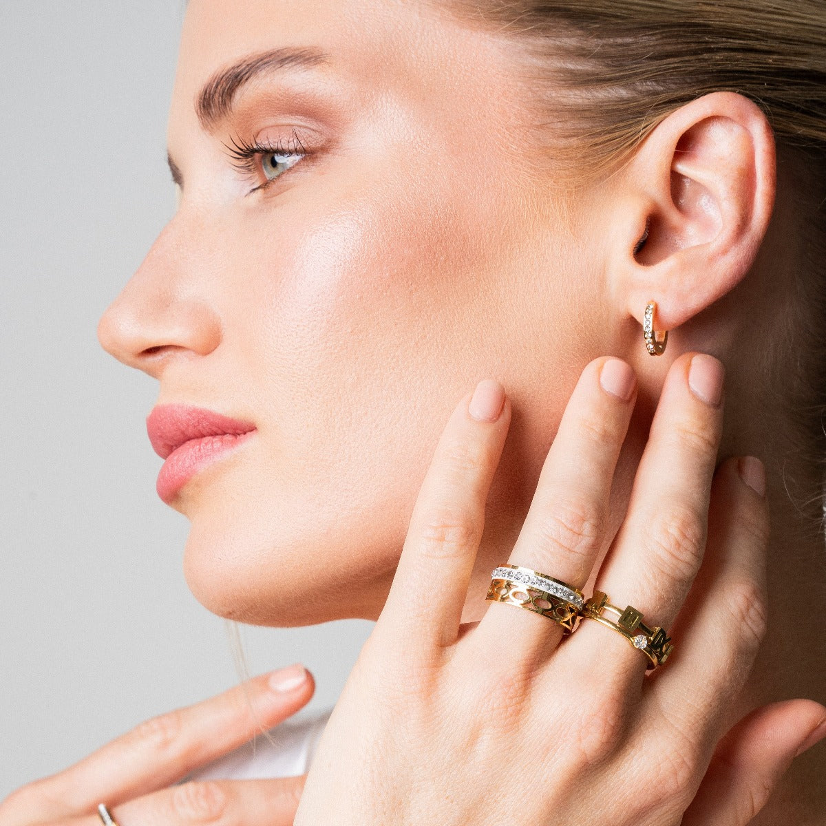 ARIELLE Gull Øreringer med Zirkon