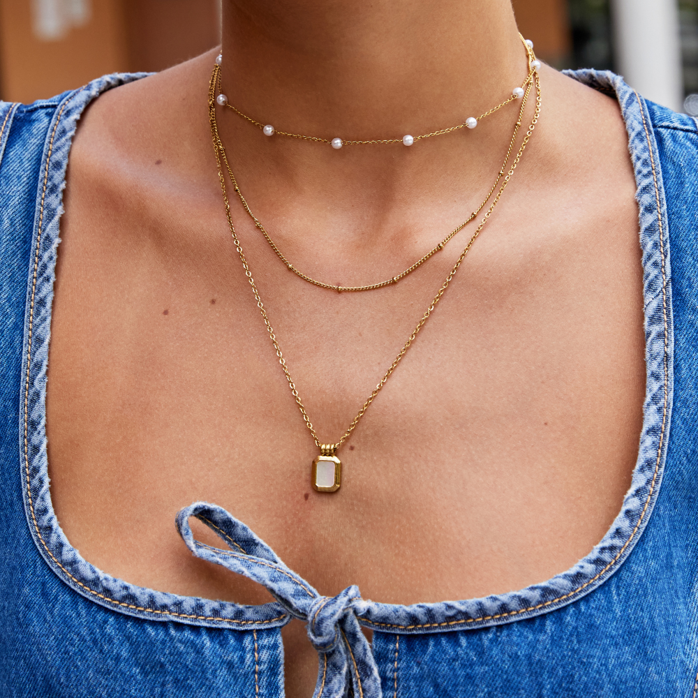 Valerie Lagd Hvit Pendel Necklace